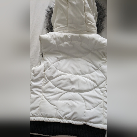 NWT Calvin Klein Puffy Vest - Picture 8 of 10